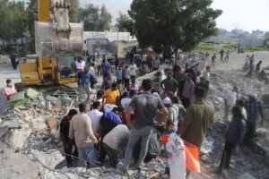 في الصورة الملتقطة يوم 28 فبراير 2026، عمال إنقاذ وسكان محليون يحاولون إنقاذ المصابين من تحت الأنقاض في مدرسة ابتدائية للبنات تعرضت لهجوم أمريكي-إسرائيلي في مدينة ميناب بمقاطعة هرمزغان جنوبي إيران. (شينخوا)